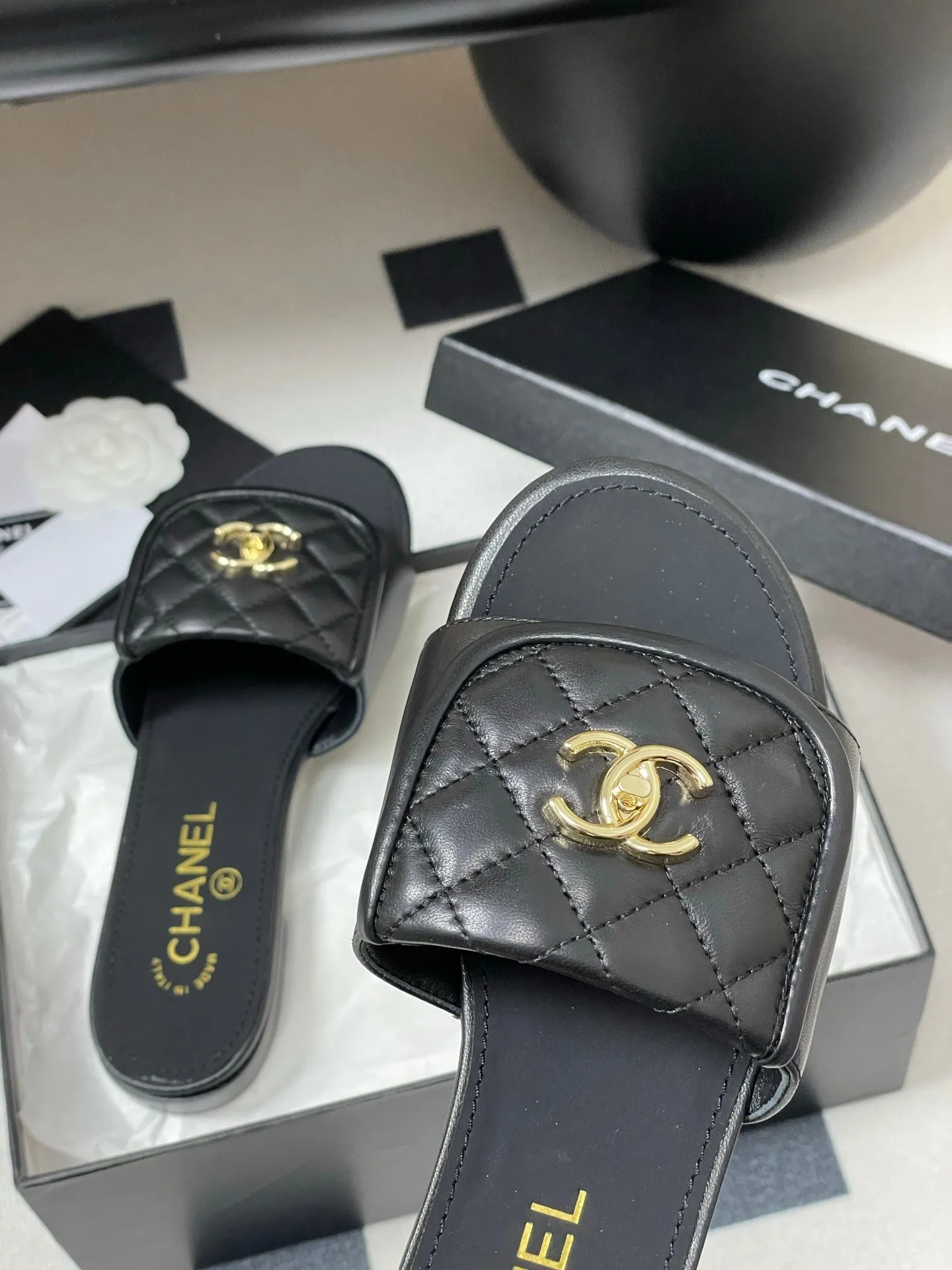 👟👟Ex-factory price 400👟👟 25Fw spring and summer new Chanel Xiaoxiang classic clamshell school bag buckle slippers. Versatile sandals that you don’t get tired of. A super classic style. Casual with exquisiteness and a sure temperament. This spring and summer is a beautiful extra point treasure! Upper: Sheepskin/Denim/Velvet Lining: Sheepskin High Heel: Flat/Thick Heel 5cm Sole: Italian genuine leather outsole Size: 35-39 (40, 41 customization is not returnable)